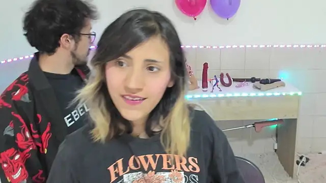 Snapshot of linnie_ chatting on September 21, 10:44 pm linnie online show from September 21, 10:44 pm