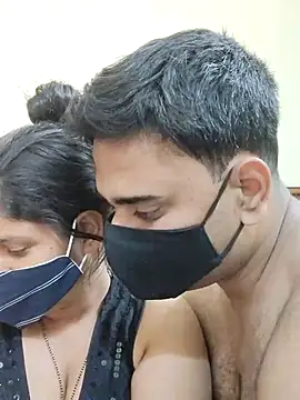 Snapshot of IND_COUPLE1 chatting on February 14, 3:33 am IND COUPLE1 online show from February 14, 3:33 am