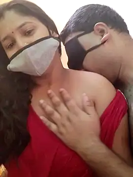 Snapshot of IND_COUPLE1 chatting on March 18, 6:05 am IND COUPLE1 online show from March 18, 6:05 am