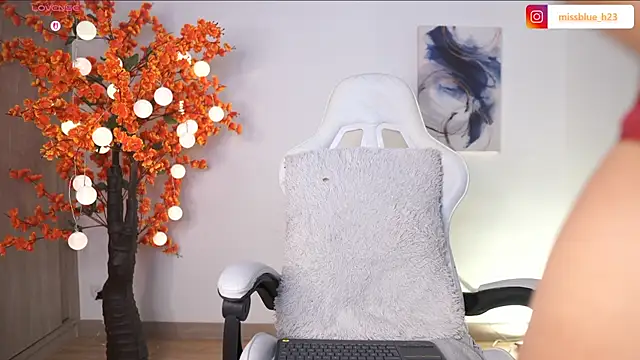 VictoriaHiill online show from September 17, 7:48 pm