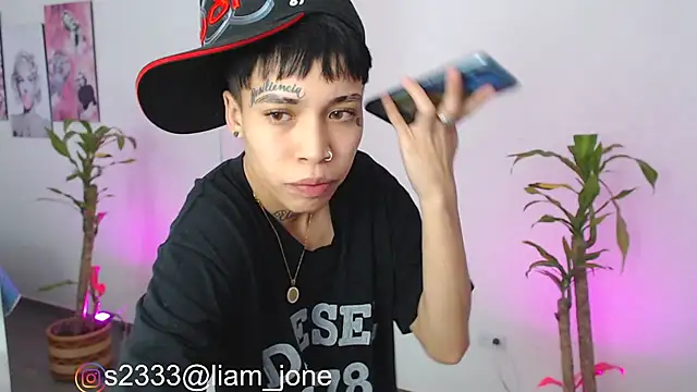 Jonesliam23 online show from December 18, 7:19 pm