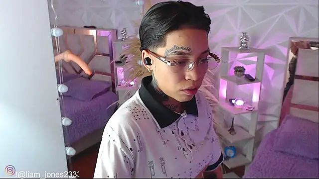 Jonesliam23 online show from October 22, 7:13 pm