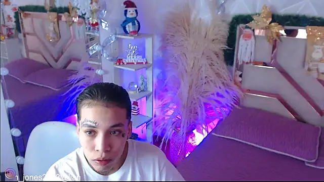 Jonesliam23 online show from December 15, 7:18 pm