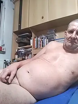 Snapshot of Lutzi1 chatting on February 25, 7:23 pm Lutzi1 online show from February 25, 7:23 pm