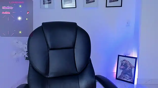 Snapshot of ellarosee_ chatting on February 10, 6:45 pm ellarosee online show from February 10, 6:45 pm