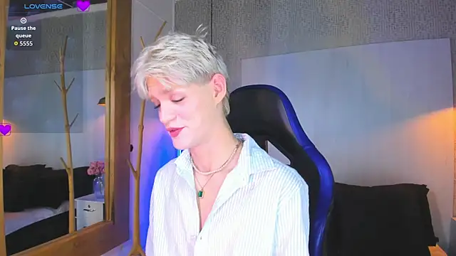 Snapshot of VladHellsing4 chatting on July 15, 2:22 pm VladHellsing4 online show from July 15, 2:22 pm