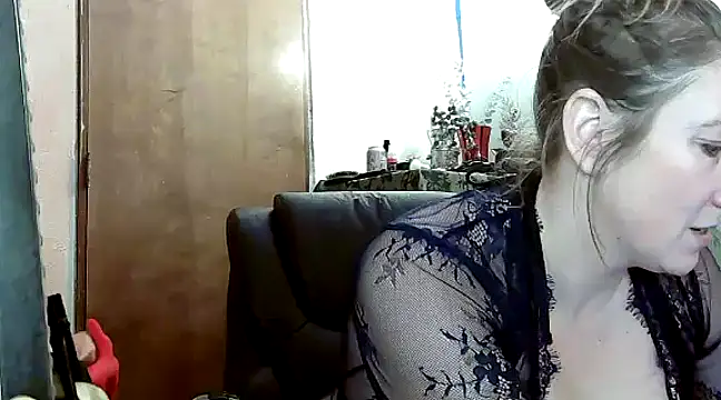 lilyhornyhousewife online show from December 16, 4:55 am
