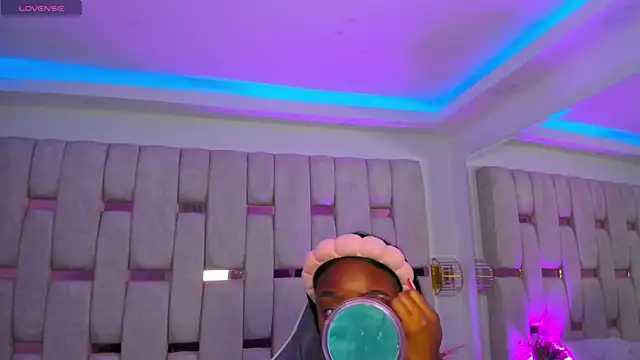 mia schwarz online show from April 17, 10:02 pm