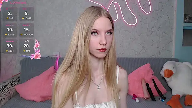 Cutieblondegirl online show from March 11, 10:10 am