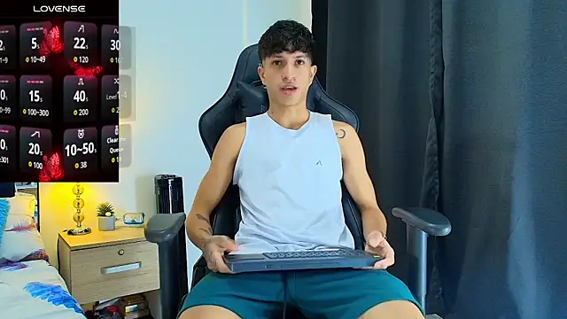 Snapshot of _CamiloBass chatting on June 12, 1:15 am CamiloBass online show from June 12, 1:15 am