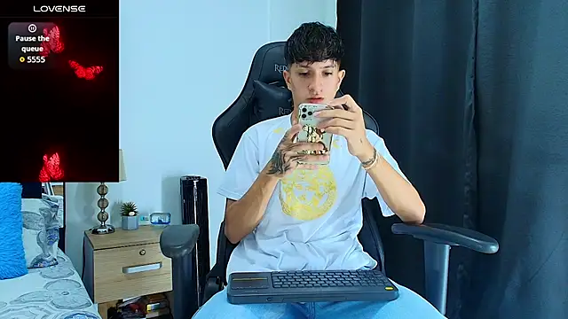 Snapshot of _CamiloBass chatting on June 14, 1:25 am CamiloBass online show from June 14, 1:25 am