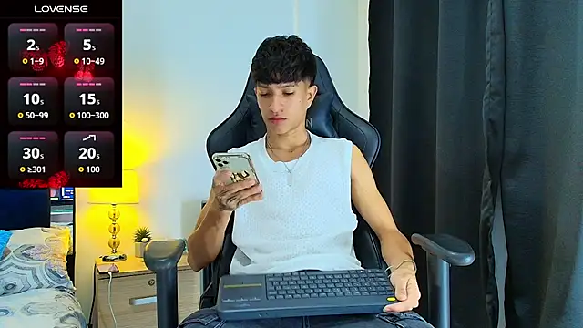 Snapshot of _CamiloBass chatting on June 16, 1:41 am CamiloBass online show from June 16, 1:41 am