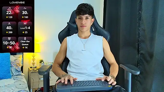 Snapshot of _CamiloBass chatting on June 17, 8:32 pm CamiloBass online show from June 17, 8:32 pm