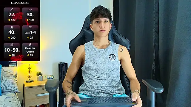 Snapshot of _CamiloBass chatting on June 19, 12:37 am CamiloBass online show from June 19, 12:37 am