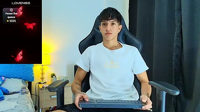 Snapshot of _CamiloBass chatting on June 21, 12:46 am CamiloBass online show from June 21, 12:46 am