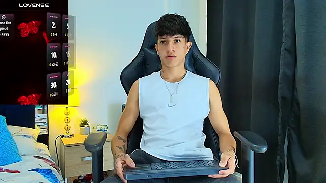Snapshot of _CamiloBass chatting on June 24, 1:04 am CamiloBass online show from June 24, 1:04 am