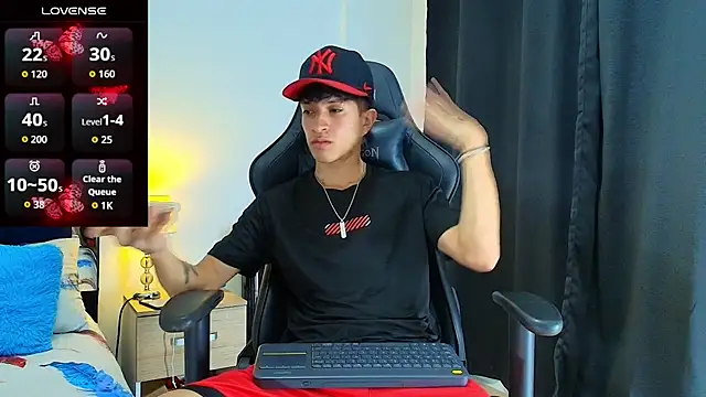 Snapshot of _CamiloBass chatting on July 7, 1:41 am CamiloBass online show from July 7, 1:41 am