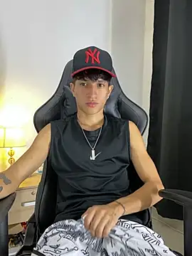 Snapshot of _CamiloBass chatting on July 10, 1:54 am CamiloBass online show from July 10, 1:54 am