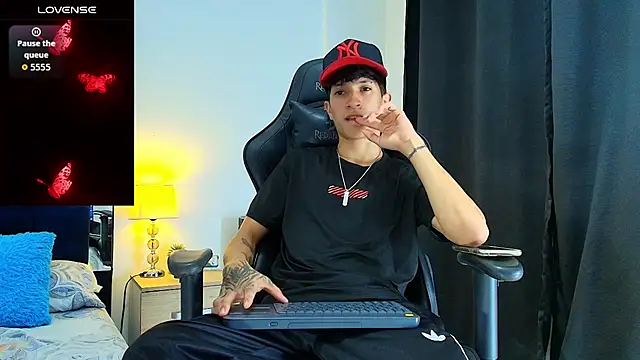 Snapshot of _CamiloBass chatting on July 11, 2:14 am CamiloBass online show from July 11, 2:14 am