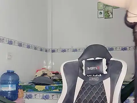 Snapshot of family196 chatting on September 27, 4:17 am family196 online show from September 27, 4:17 am