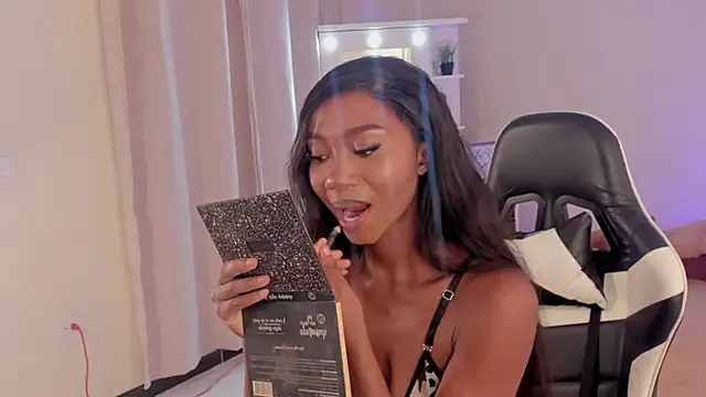 SavannahWildee online show from March 10, 6:34 pm