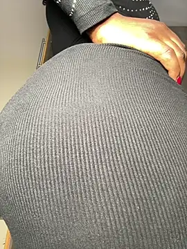 Snapshot of Hugemassivebootie chatting on July 12, 6:10 pm Hugemassivebootie online show from July 12, 6:10 pm