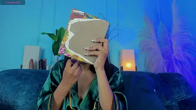 Elizabeth VonSweet online show from December 15, 8:02 pm