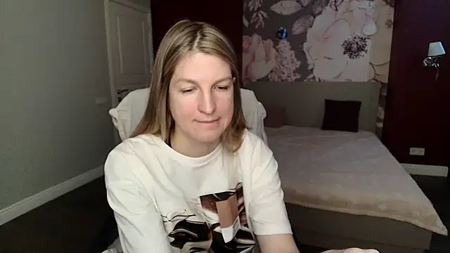 EmilyWalkeri online show from May 6, 7:02 am