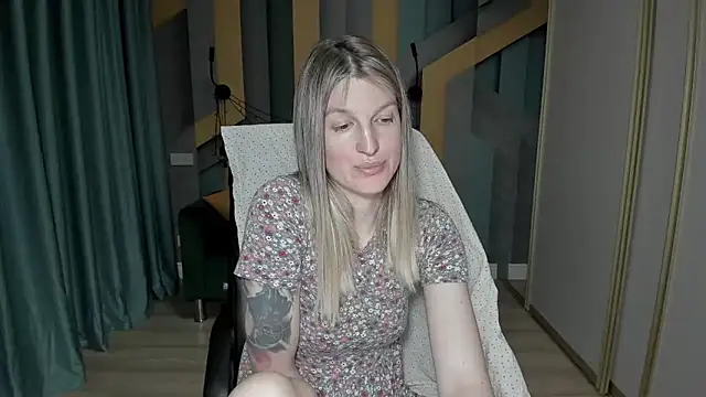 EmilyWalkeri online show from May 15, 7:10 pm