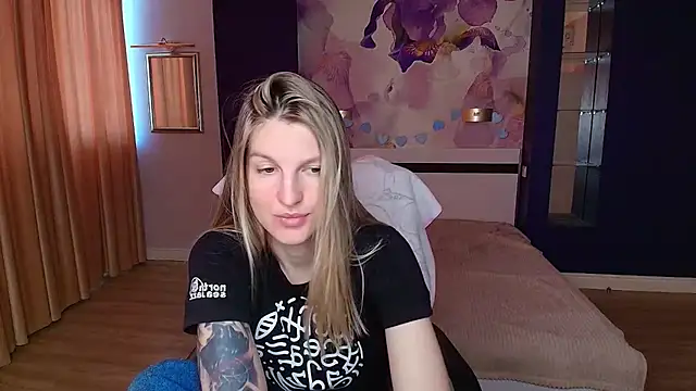 EmilyWalkeri online show from May 25, 7:03 am