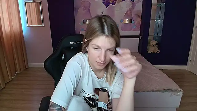 EmilyWalkeri online show from July 8, 7:35 am
