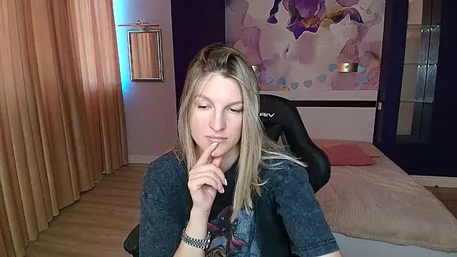 EmilyWalkeri online show from July 12, 8:27 am
