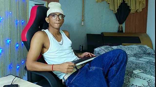 dominic smith  online show from June 18, 4:35 am