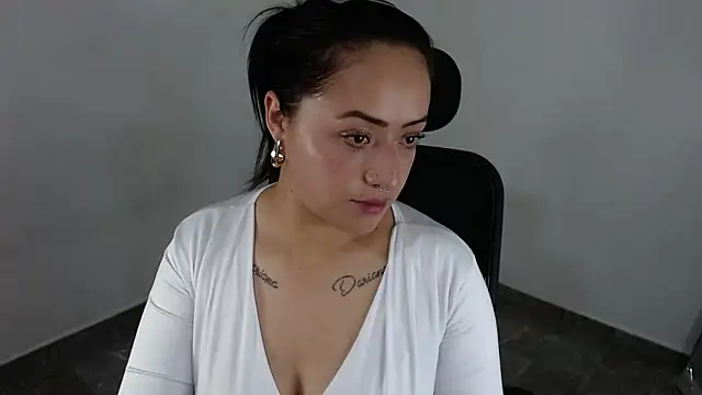 Snapshot of jjulietha95 chatting on June 19, 1:43 am jjulietha95 online show from June 19, 1:43 am