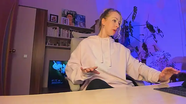 LylithSkye online show from April 17, 5:16 pm