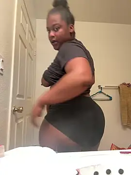 Snapshot of Prettynthick12 chatting on March 14, 12:39 am Prettynthick12 online show from March 14, 12:39 am