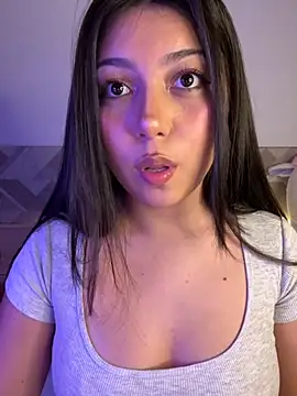 Snapshot of Maii_chan chatting on December 18, 5:35 am Maii chan online show from December 18, 5:35 am