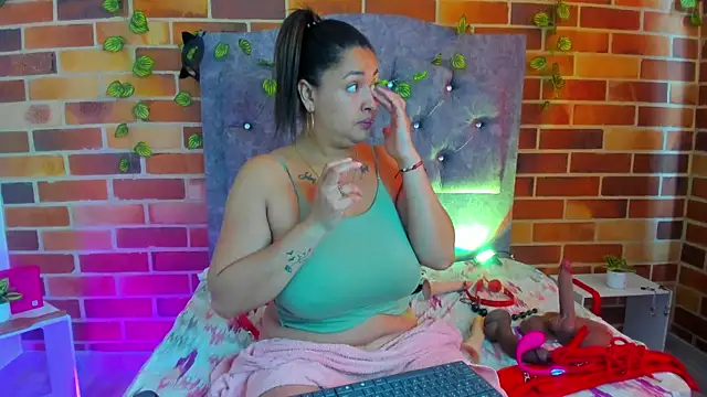 Snapshot of MirandaDream2 chatting on July 5, 2:02 pm MirandaDream2 online show from July 5, 2:02 pm