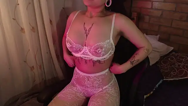 Snapshot of Cintya_Kros chatting on February 18, 10:06 pm Cintya Kros online show from February 18, 10:06 pm