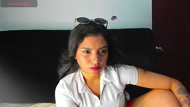 lolaa staars online show from May 13, 9:00 pm
