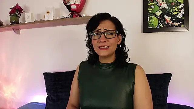 Elliee  online show from April 18, 1:59 pm