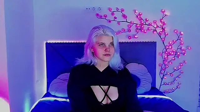 JoannLowe online show from April 17, 7:28 pm