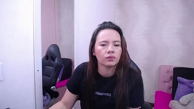 Snapshot of lauraguzman chatting on March 17, 2:52 am lauraguzman online show from March 17, 2:52 am