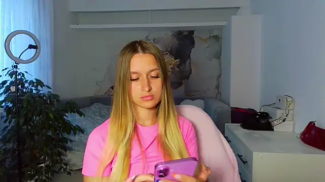 Snapshot of Submissive_love chatting on June 18, 5:39 pm Submissive love online show from June 18, 5:39 pm