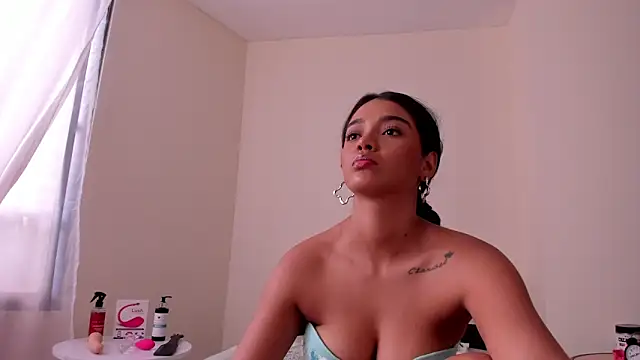 evely coelloo online show from December 3, 9:34 pm