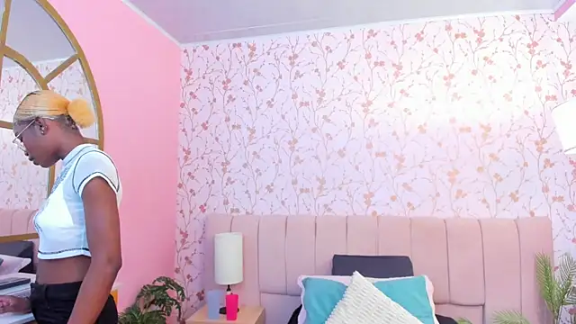 amber-hill online show from November 18, 7:07 pm