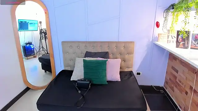 amber-hill online show from July 7, 12:09 pm