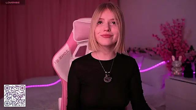 Snapshot of Dragonwind chatting on February 26, 8:41 pm Dragonwind online show from February 26, 8:41 pm