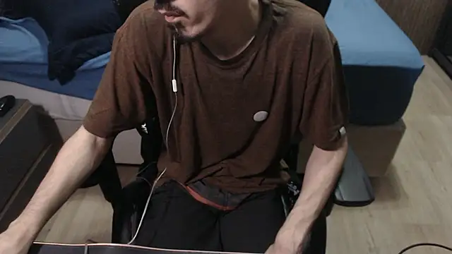 Snapshot of ViniBruv chatting on February 25, 12:20 am ViniBruv online show from February 25, 12:20 am