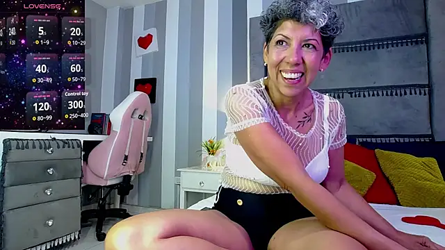 Snapshot of Julianewell chatting on July 4, 12:22 pm Julianewell online show from July 4, 12:22 pm